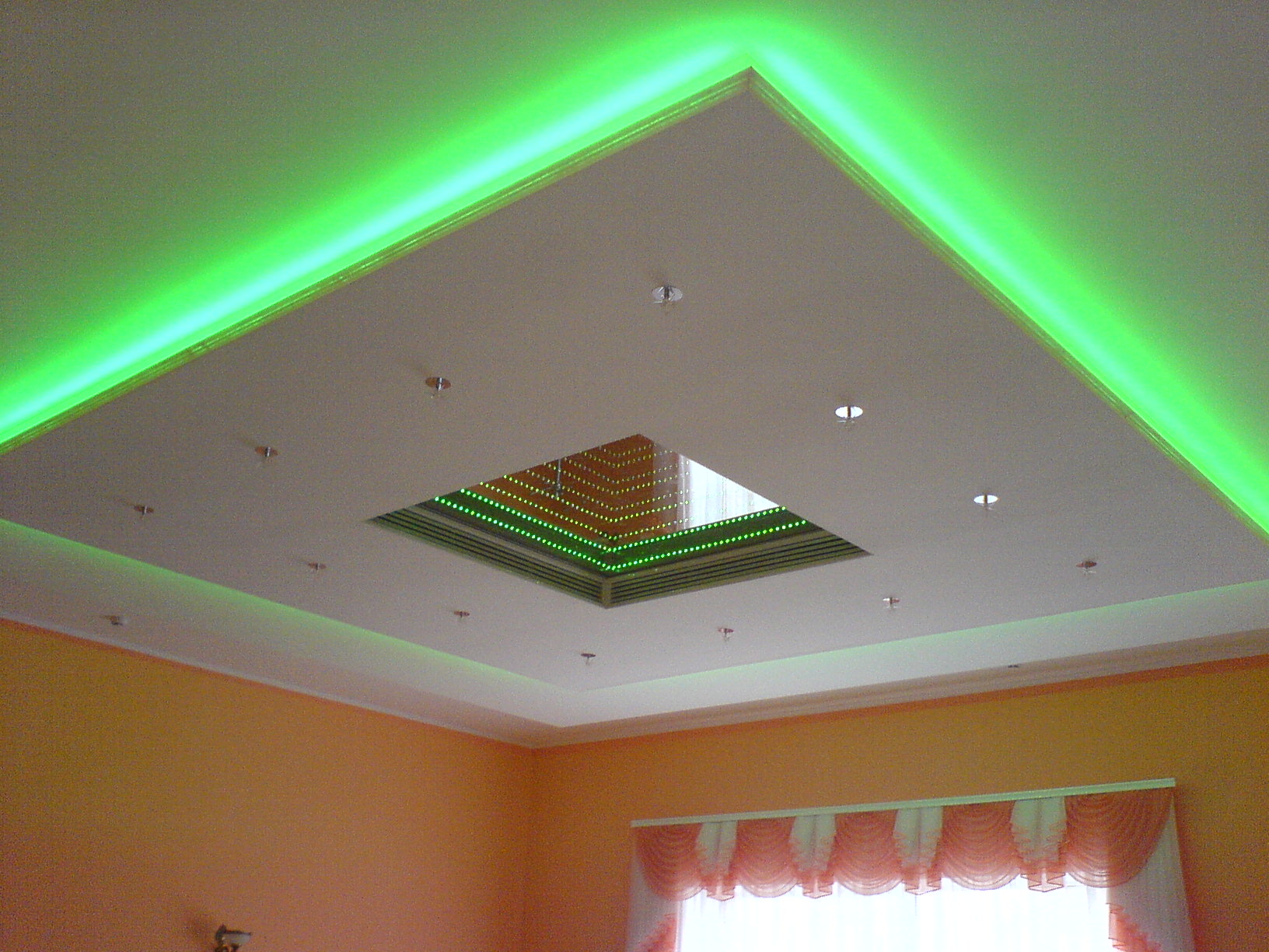 Потолок из гипсокартона с подсветкой по периметру